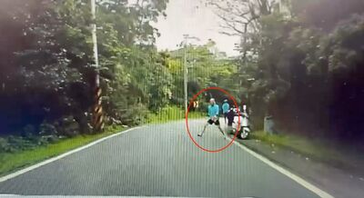 新北驚見光頭擋車男！衝路中嚇壞駕駛畫面曝　落網喊：提醒減速