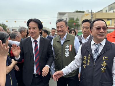 他翻照打臉王定宇稱「不穿競選背心」　去年更曾穿背心陪賴清德跑行程