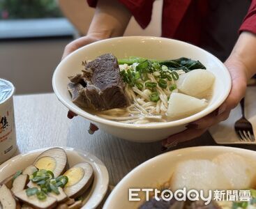 八方雲集新推「美國帶骨牛小排麵」　梁社漢排骨吃得到同款飯