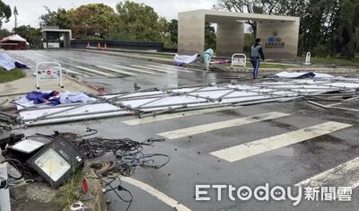 瞬間強風襲擊！台東元宵活動鷹架拱門深夜倒塌　還好現場沒人