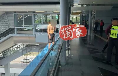 台男海外捷運站失控！半裸翻欄疑輕生　擦地舔手嚇壞路人