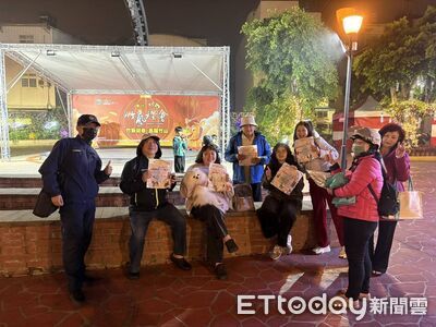 春節近尾聲　竹山警發放小提燈宣導交通安全