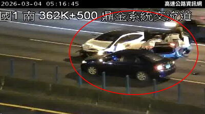 國1今晨事故　女駕駛遭撞翻車