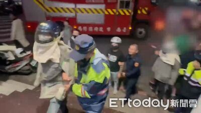 鹽水蜂炮爆衝突！酒後鬧事當街打群架　警到場壓制畫面曝