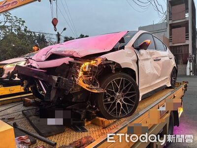 國1鼎金段車禍！轎車恍神猛撞前車　4輪朝天車屁股全爛畫面曝