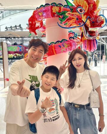 ▲梁赫群一家過年期間在國外旅遊。（圖／翻攝臉書）