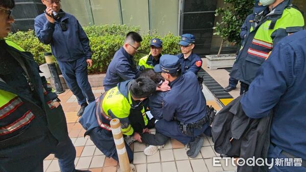 ▲▼不明男子從外面要闖進立法院被制止。（圖／記者陳煥丞攝）