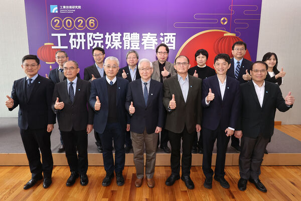 ▲工研院發布中長程技術策略與藍圖，共同壯大台灣產業及中小企業競爭力，進而深耕臺灣，布局全球。圖前排左起為工研院機械所所長張禎元、工研院副院長李宗銘、工研院院長張培仁、工研院董事長吳政忠、工研院副院長胡竹生、工研院電光所所長張世杰、工研院材化所所長邱國展；圖後排左起為工研院企研處副處長胡紀平、工研院無人所所長彭文陽、工研院生醫所所長莊曜宇、工研院綠能所所長劉志文、工研院產科國際所所長紀昭吟、工研院資通所副所長蔣村杰、工研院行銷傳播處處長楊桂華。（圖／工研院提供）