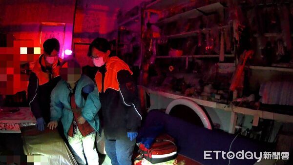 ▲警消深夜馳援護送長者就醫 。（圖／記者楊晨東翻攝）