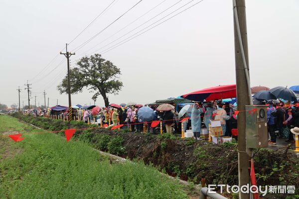 ▲今年吃飯擔由東勢媽祖埔與褒忠六塊寮全庄動員準備澎湃平安餐。（圖／記者游瓊華翻攝）