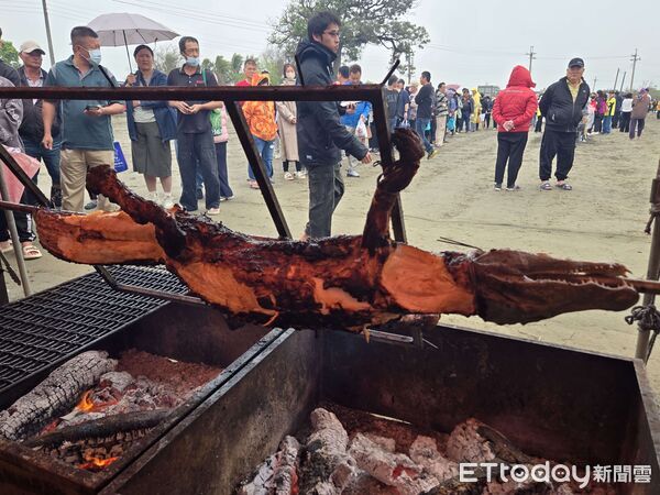▲今年吃飯擔由東勢媽祖埔與褒忠六塊寮全庄動員準備澎湃平安餐。（圖／記者游瓊華翻攝）