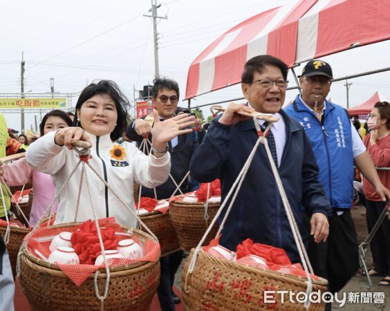 ▲今年吃飯擔由東勢媽祖埔與褒忠六塊寮全庄動員準備澎湃平安餐。（圖／記者游瓊華翻攝）