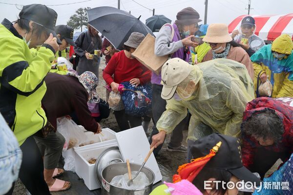▲今年吃飯擔由東勢媽祖埔與褒忠六塊寮全庄動員準備澎湃平安餐。（圖／記者游瓊華翻攝）