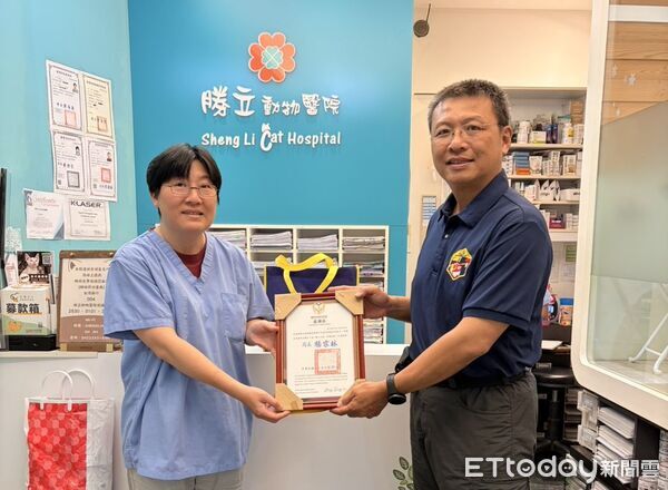 ▲勝立動物醫院捐贈犬用抽吸式護木，提升台南特搜隊搜救犬醫療支援能力。（記者林東良翻攝）