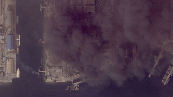 ▲▼最新衛星照曝光！美以「空襲伊朗」多處設施被炸爛冒煙。（圖／路透）