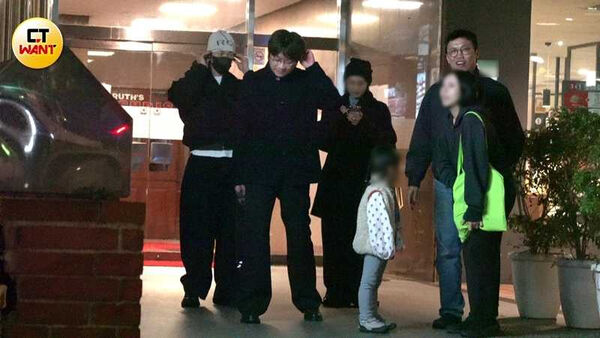 男神落單1／許光漢單身赴約被甜蜜包圍　抽加熱菸一舉動曝體貼