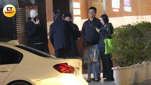 男神落單1／許光漢單身赴約被甜蜜包圍　抽加熱菸一舉動曝體貼