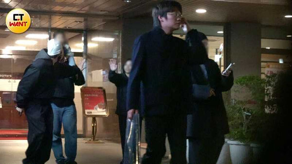 男神落單1／許光漢單身赴約被甜蜜包圍　抽加熱菸一舉動曝體貼