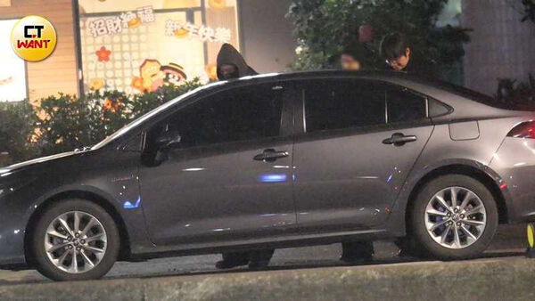 男神落單1／許光漢單身赴約被甜蜜包圍　抽加熱菸一舉動曝體貼