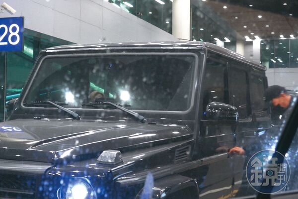 2/28 20：15貼心接機蔡瑞雪，凱文裝扮全身黑加上黑色口罩，很有詭。