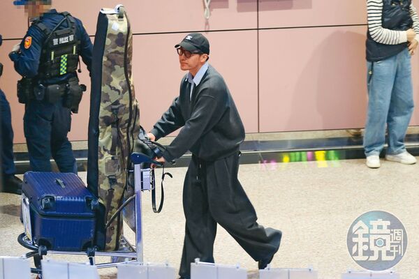 2/22 19：54本刊直擊凱文自己回國，刻意跟蔡瑞雪錯開。