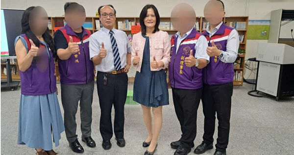 被控訴的退休校長詹昭棣（左3）是桃園教育界資深校長，各路人馬都「吃得開」，連接棒者秦秀媛（右3）都被指由詹一手促成，如今被指控「放任」校內胡搞的作風，掀起教育界議論。（圖／翻攝自自強國中臉書粉絲團）