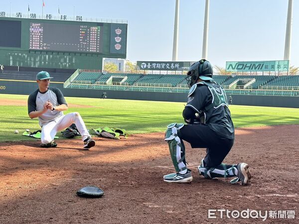 ▲▼台鋼雄鷹捕手教練凃壯勳。（圖／記者蔡厚瑄攝）