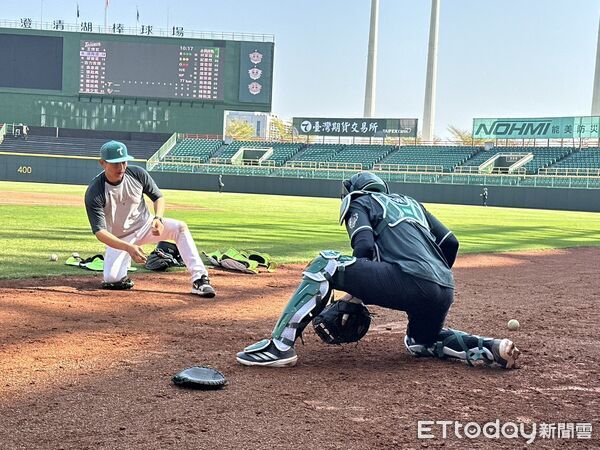 ▲▼台鋼雄鷹捕手教練凃壯勳。（圖／記者蔡厚瑄攝）