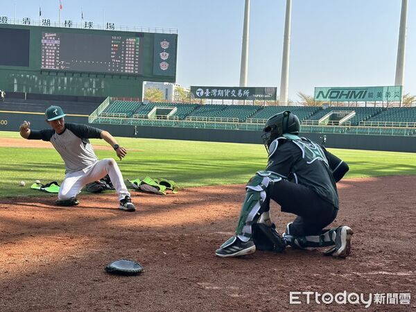 ▲台鋼雄鷹捕手教練凃壯勳指導選手。（圖／記者蔡厚瑄攝）
