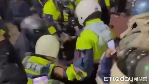▲▼鹽水蜂炮爆衝突             。（圖／記者林東良翻攝）