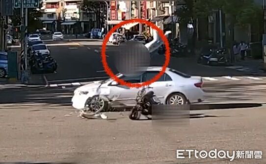 ▲▼許男駕駛自小客車行經十字路口時，疑似闖紅燈，衝撞一輛機車，造成男騎士騰空飛起重摔。（圖／翻攝WoWtchout-地圖型行車影像分享平台）