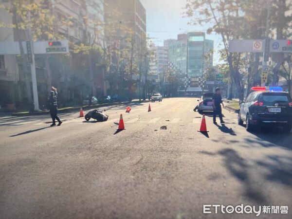 ▲▼許男駕駛自小客車行經十字路口時，疑似闖紅燈，衝撞一輛機車，造成男騎士騰空飛起重摔。（圖／翻攝WoWtchout-地圖型行車影像分享平台）