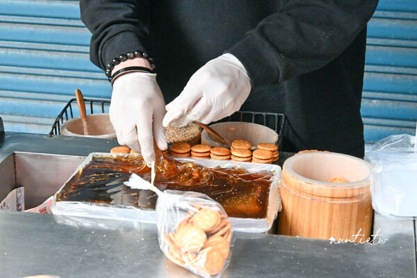 ▲▼迪化街純正麥芽餅。（圖／部落客水晶安蹄不務正業過生活授權提供）