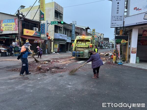 ▲台南鹽水蜂炮活動落幕後，環保局清晨5時多啟動清理機制，大批人員進場復原市容。（記者林東良翻攝，下同）