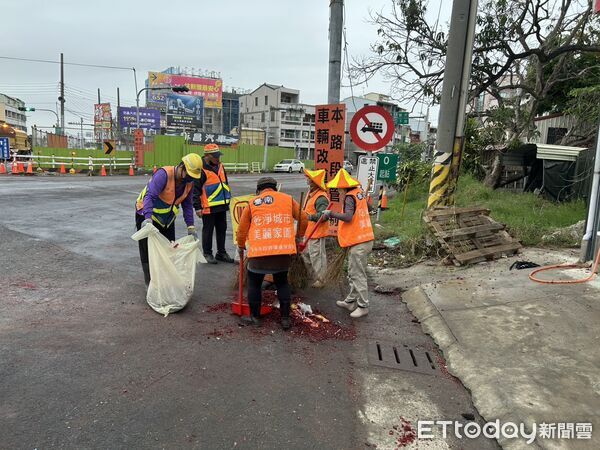 ▲台南鹽水蜂炮活動落幕後，環保局清晨5時多啟動清理機制，大批人員進場復原市容。（記者林東良翻攝，下同）