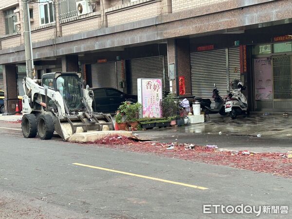 ▲台南鹽水蜂炮活動落幕後，環保局清晨5時多啟動清理機制，大批人員進場復原市容。（記者林東良翻攝，下同）