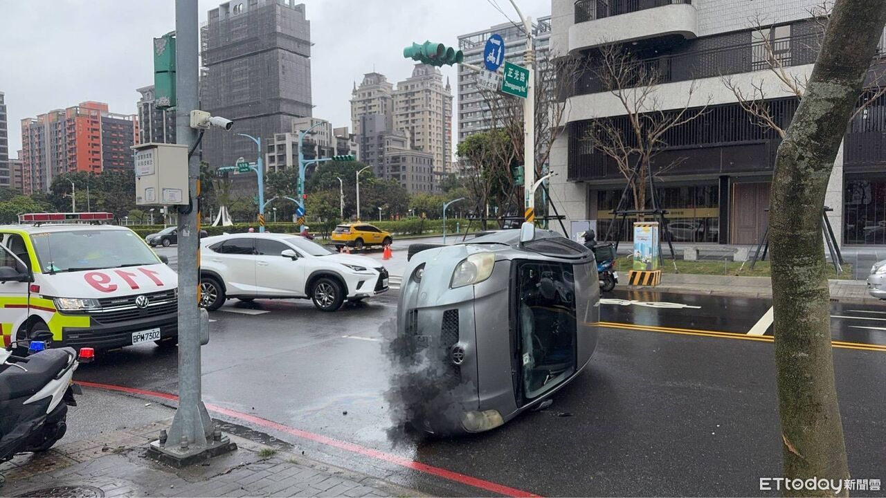 畫面曝!桃園自小客轉彎自撞路樹 90度慘翻糗躺路中…流一地油
