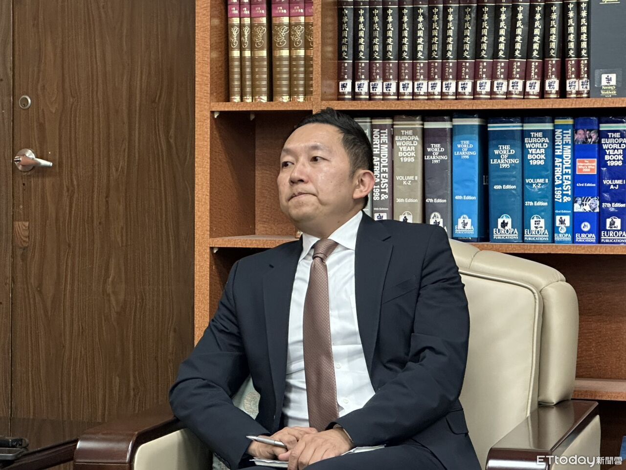 杜拜辦事處日接40通求助電話 外交官員曝「不撤僑」原因