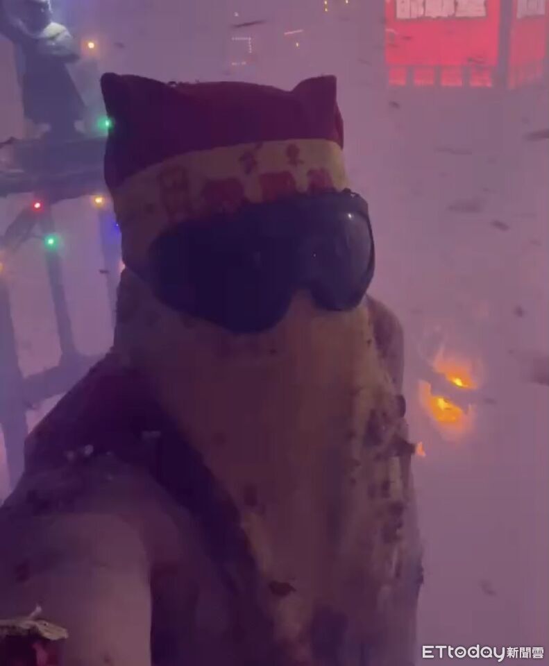 創舉!肉身邯鄲拿手機自拍 記錄勇敢承受砲火洗禮畫面