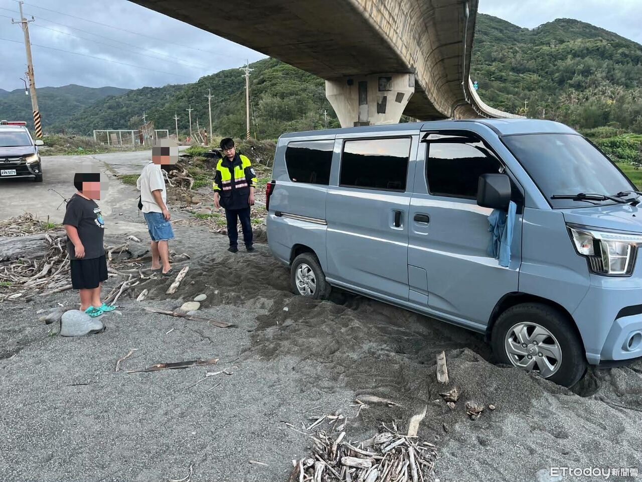 旅客誤闖沙灘受困 達仁警即時伸援解危機