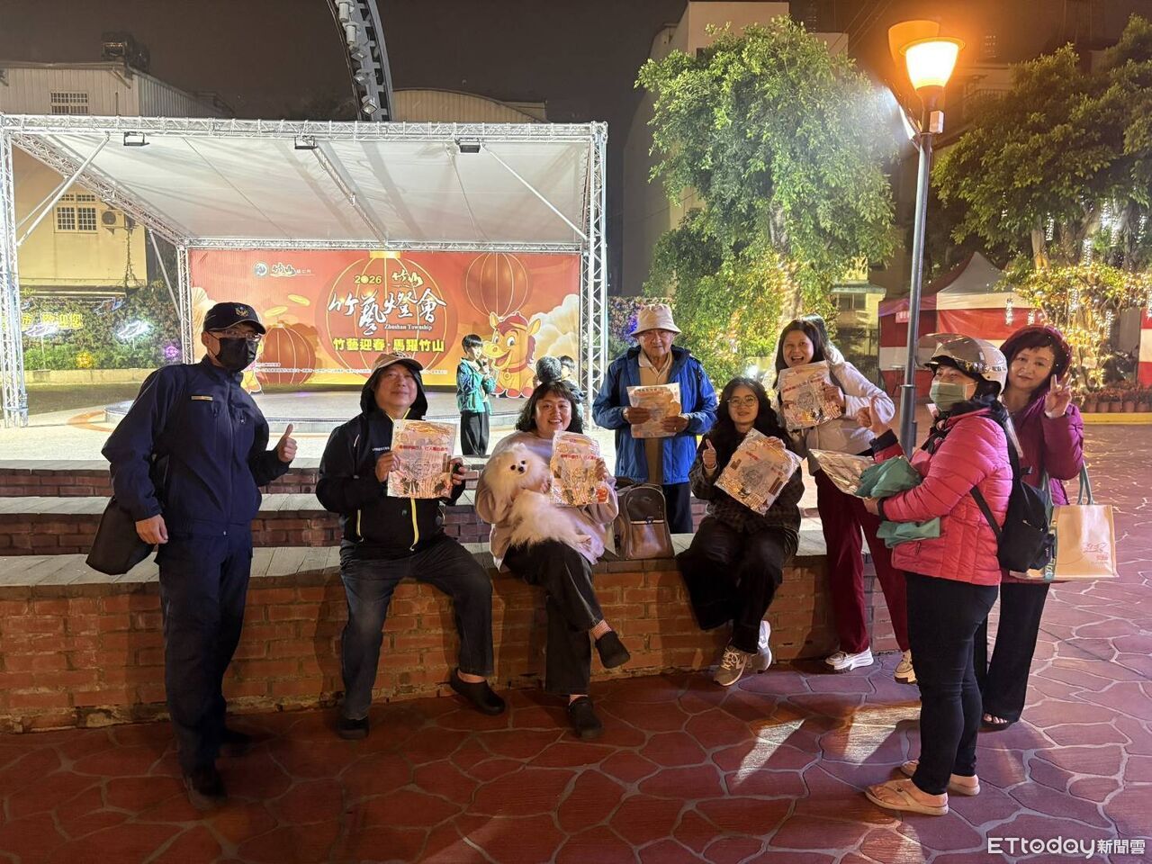 春節近尾聲 竹山警發放小提燈宣導交通安全