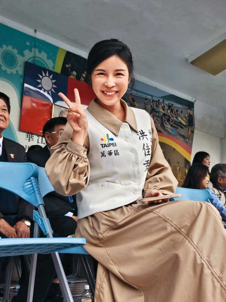 惡狼囂張音檔曝! 性騷美女里長「小巷道歉大街潑糞」