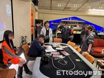 德州撲克賭場藏身民宅！10賭客來不及跑被逮　長腿荷官吸睛