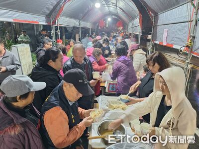 山城慶元宵！米粉、燒酒雞登場　民眾排隊擲錢母熱情不減