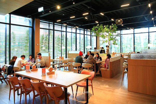 ▲▼萃99&rsquo;Caffee新農旗艦店。（圖／部落客UPSSMILE向上的微笑萍子 旅食設影授權提供）