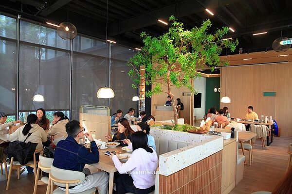 ▲▼萃99&rsquo;Caffee新農旗艦店。（圖／部落客UPSSMILE向上的微笑萍子 旅食設影授權提供）