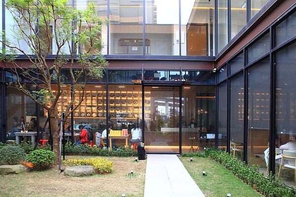 ▲▼萃99&rsquo;Caffee新農旗艦店。（圖／部落客UPSSMILE向上的微笑萍子 旅食設影授權提供）