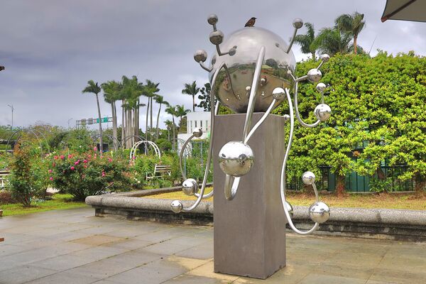 ▲玫瑰園搬進李榮豐藝術家創作的「生機」、郭清治藝術家的「大地」、「聚結的空間」等三件作品，以及全新以歐式典雅概念設計的玫瑰公廁。（圖／公園處提供）