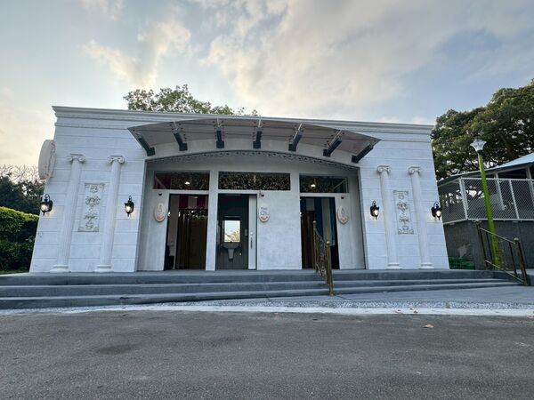 ▲玫瑰園搬進李榮豐藝術家創作的「生機」、郭清治藝術家的「大地」、「聚結的空間」等三件作品，以及全新以歐式典雅概念設計的玫瑰公廁。（圖／公園處提供）