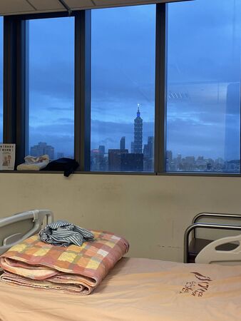 ▲▼美女主播黃慧婷驚傳肺部開刀！　親睹「長針穿入胸口」落淚。（圖／翻攝自臉書）